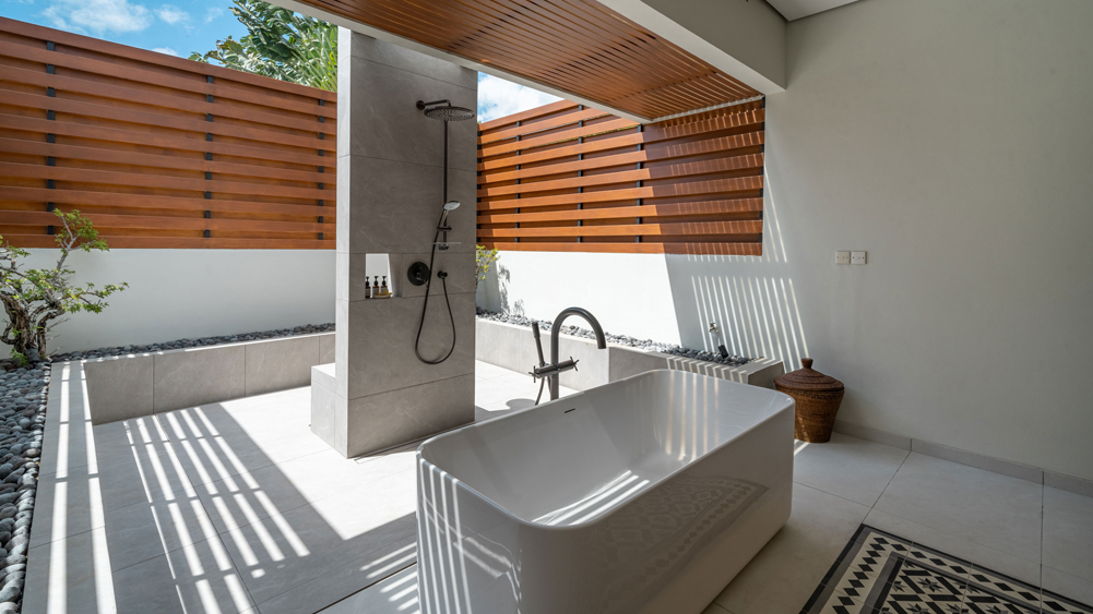 Villa Emmy - Lovely master bedroom outdoor ensuite bathroom
